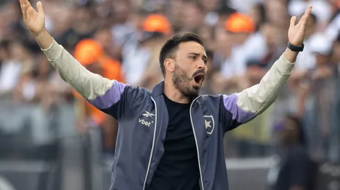 SP – SAO PAULO – 30/11/2025 – BRASILEIRO A 2025, CORINTHIANS X BOTAFOGO – Davide Ancelotti tecnico do Botafogo nervoso com a equipe durante partida contra o Corinthians no estadio Arena Corinthians pelo campeonato Brasileiro A 2025. Foto: Joisel Amaral/AGIF