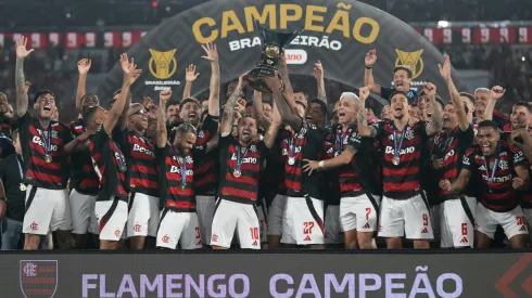 RJ – RIO DE JANEIRO – 03/12/2025 – BRASILEIRO A 2025, FLAMENGO X CEARA – Arrascaeta jogador do Flamengo levanta a taca de campeao durante cerimonia de premiacao ao final da partida contra o Ceara no estadio Maracana pela decisao do campeonato Brasileiro A 2025. Foto: Jorge Rodrigues/AGIF