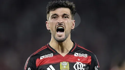 Arrascaeta, jogador do Flamengo, comemora seu gol durante partida contra o Bragantino no estadio Maracana pelo campeonato Brasileiro A 2025. Foto: Alexandre Loureiro/AGIF