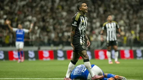 Dudu, jogador do Atlético-MG, durante partida contra o Cruzeiro no estadio Arena MRV pelo campeonato Brasileiro A 2025. Foto: Fernando Moreno/AGIF