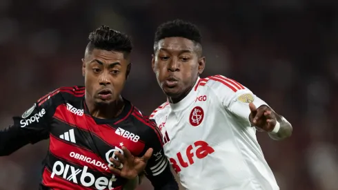 – Vitão disputa bola com Bruno Henrique