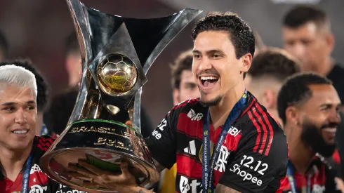 RJ – RIO DE JANEIRO – 03/12/2025 – BRASILEIRO A 2025, FLAMENGO X CEARA – Pedro jogador do Flamengo levanta a taca de campeao durante cerimonia de premiacao ao final da partida contra o Ceara no estadio Maracana pela decisao do campeonato Brasileiro A 2025. Foto: Jorge Rodrigues/AGIF