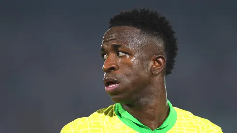 Vinícius Jr. em campo pelo Brasil.
