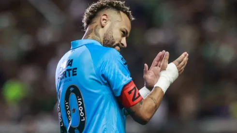 Neymar, jogador do Santos, comemora seu gol durante partida contra o Juventude no estadio Alfredo Jaconi pelo campeonato Brasileiro A 2025. Foto: Luiz Erbes/AGIF

