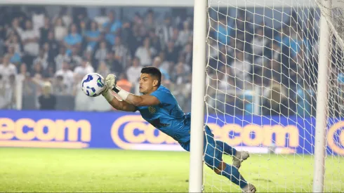 Gabriel Brazão, jogador do Santos, durante partida contra o Flamengo no estadio Vila Belmiro pelo campeonato Brasileiro A 2025. Foto: Mauricio De Souza/AGIF