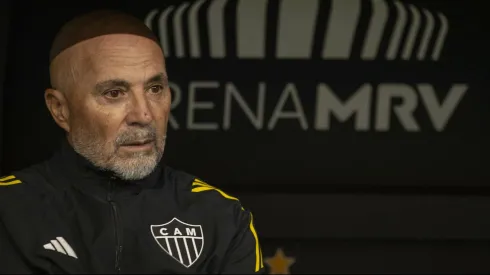 MG – BELO HORIZONTE – 03/12/2025 – BRASILEIRO A 2025, ATLETICO-MG X PALMEIRAS – Sampaoli tecnico do Atletico-MG durante partida contra o Palmeiras no estadio Arena MRV pelo campeonato Brasileiro A 2025. Foto: Fernando Moreno/AGIF