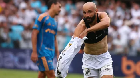 SP – SANTOS – 07/12/2025 – BRASILEIRO A 2025, SANTOS X CRUZEIRO – Thaciano jogador do Santos comemora seu gol durante partida contra o Cruzeiro no estadio Vila Belmiro pelo campeonato Brasileiro A 2025. Foto: Mauricio De Souza/AGIF