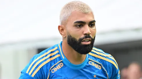 Gabigol jogador do Cruzeiro durante partida contra o Santos no estadio Vila Belmiro pelo campeonato Brasileiro A 2025. Foto: Jota Erre/AGIF