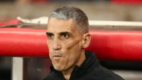 Vojvoda, técnico do Santos em partida pelo campeonato brasileiro (Foto: Pedro H. Tesch/Getty Images)