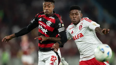 Bruno Henrique, jogador do Flamengo, disputa lance com Vitao jogador do Internacional durante partida no estadio Maracana pelo campeonato Copa Libertadores 2025. Foto: Jorge Rodrigues/AGIF