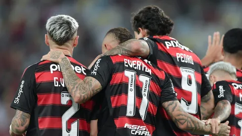 – Everton Cebolinha jogador do Flamengo comemora seu gol ao lado de seus companheiros