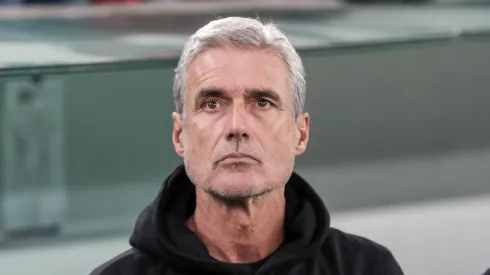 — Treinador Luís Castro com moletom do Botafogo quando ele treinava o clube carioca