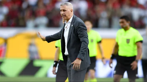 BA – SALVADOR – 07/12/2025 – BRASILEIRO A 2025, VITORIA X SAO PAULO – Crespo tecnico do Sao Paulo durante partida contra o Vitoria no estadio Barradao pelo campeonato Brasileiro A 2025. Foto: Jhony Pinho/AGIF