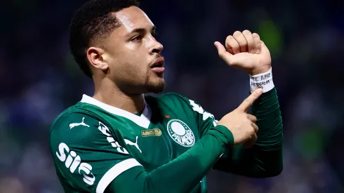 Vitor Roque apontando para faixa de eu te amo após marcar um gol pelo Palmeiras pelo Campeonato Brasileiro. Foto: Marcello Zambrana/AGIF