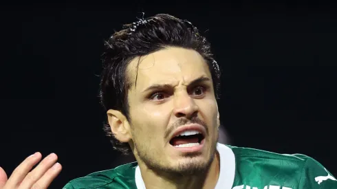 Raphael Veiga, meia-atacante do Palmeiras em partida pelo campeonato brasileiro (Foto: Alexandre Schneider/Getty Images)