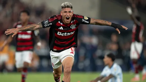 RJ – RIO DE JANEIRO – 22/10/2025 – COPA LIBERTADORES 2025, FLAMENGO X RACING – Carrascal jogador do Flamengo comemora seu gol durante partida contra o Racing no estadio Maracana pelo campeonato Copa Libertadores 2025. Foto: Jorge Rodrigues/AGIF