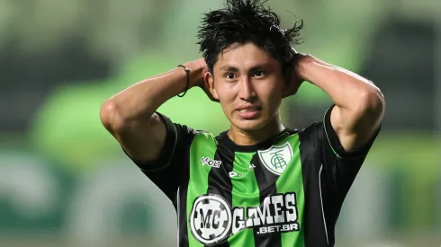 Meio-campista deve ser negociado – Foto: Gilson Lobo/AGIF.