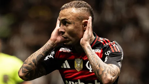 MG – BELO HORIZONTE – 06/08/2025 – COPA DO BRASIL 2025, ATLETICO-MG X FLAMENGO – Cebolinha jogador do Flamengo comemora seu gol com jogadores do seu time durante partida contra o Atletico-MG no estadio Arena MRV pelo campeonato Copa Do Brasil 2025. Foto: Mateus Dutra/AGIF