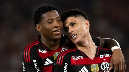 Plata comemorando gol ao lado de Luiz Araújo.