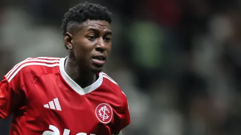 Cruzeiro sofre chapéu histórico do Flamengo que encaminha contratação do zagueiro Vitão, do Internacional. Foto: Gilson Lobo/AGIF