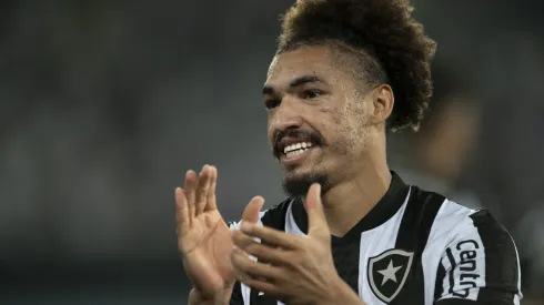 Adryelson em ação pelo Botafogo – Foto: Thiago Ribeiro/AGIF