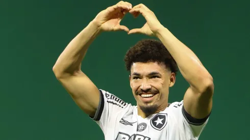 Adryelson jogador do Botafogo comemora vitória da partida contra o Palmeiras no estádio Arena Allianz Parque pelo campeonato Brasileiro A 2024. Foto: Joisel Amaral/AGIF
