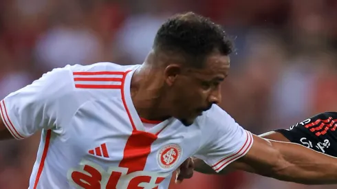 Fernando, volante do Inter em partida pelo campeonato brasileiro (Foto: Buda Mendes/Getty Images)