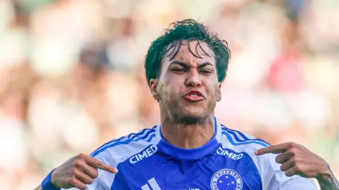 Kaio Jorge em campo com a camisa da Raposa.
