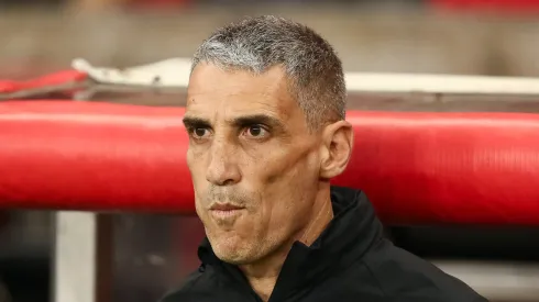 Juan Vojvoda, técnico do Santos em partida pelo campeonato brasileiro (Foto: Pedro H. Tesch/Getty Images)
