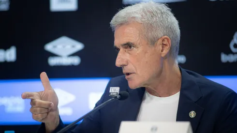 Luis Castro fala aos jornalistas durante sua apresentacao oficial como tecnico do Gremio em coletiva de imprensa realizada no Arena do Gremio. Foto: Maxi Franzoi/AGIF

