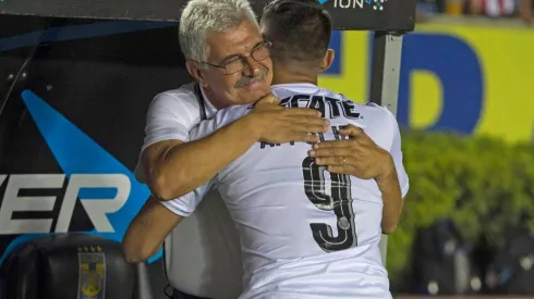 VIEJOS AMIGOS. Se conocen desde la época del debut de Alan con Tigres.
