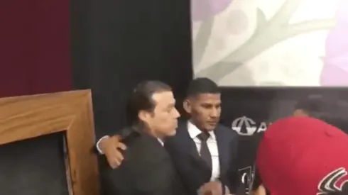 Matías Almeyda y Carlos Salcido realizaron un emotivo abrazo al término de La Película de Chivas.
