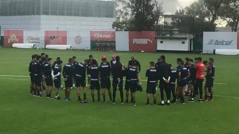 Cardozo dialogó con los jugadores antes del entrenamiento.
