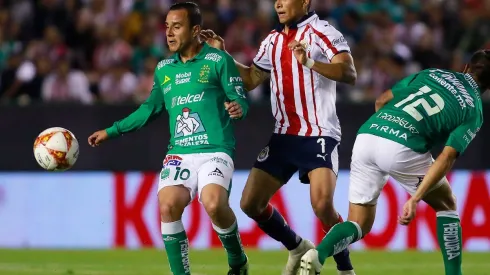 Chivas choca con Tigres en un duro encuentro