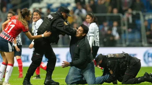 Norma Palafox intentó interferir por los aficionados. (Foto: Mexsport)
