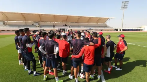 Chivas de Guadalajara durante un entrenamiento en Emiratos Árabes Unidos. (Foto: Chivas)
