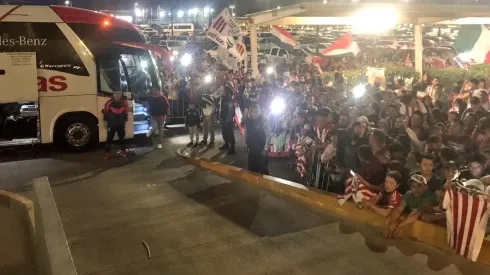 El plantel de Chivas fue esperado por decenas de aficionados antes de su salida al Estadio Hidalgo
