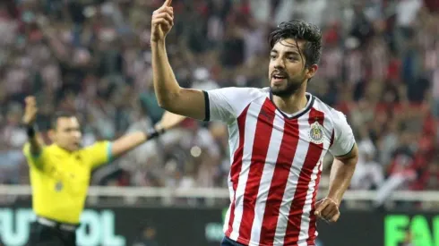 Rodolfo Pizarro con la playera de Chivas.
