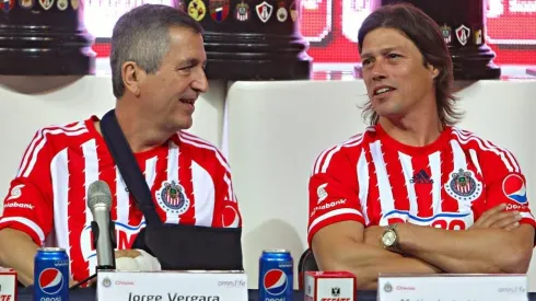 Matías Almeyda acompañado de Jorge Vergara.
