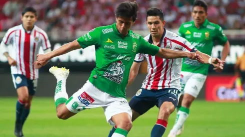 José Juan Macías enfrentando a Chivas con León.
