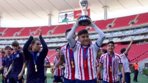 Carlos Salcido hijo levantando la Copa.
