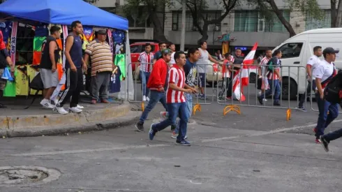 Los fanáticos rojiblancos opacaron la actividad benéfica con la muestra violenta
