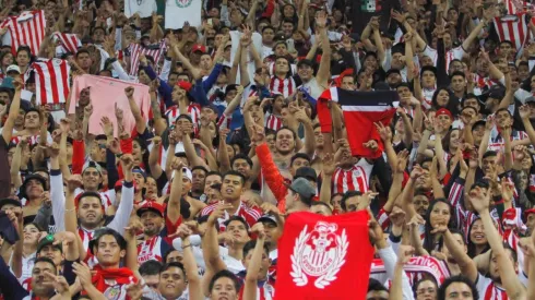 La afición prepara una serenata para el plantel. (Foto: Jam)
