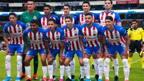 El central juvenil posó junto al portero Raúl Gudiño para la foto oficial previa al partido en el Estadio Azteca
