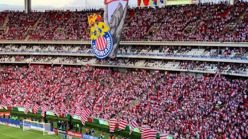 Los aficionados rojiblancos desplegaron el telón durante los actos previos al partido
