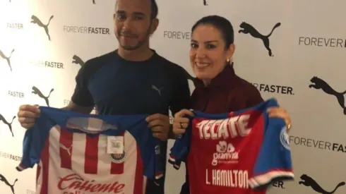 La marca de ropa deportiva que viste al piloto británico y al club tapatío los unió este viernes previo al Gran Premio de México
