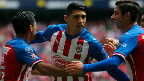 Alan Pulido celebrando el doblete que le dio 3 puntos a su equipo
