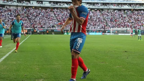 Macías besó el escudo del Guadalajara solo seis meses después que hizo lo propio con el de León
