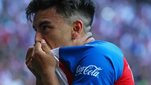 Beltrán también festejó con un beso al escudo del Guadalajara su segundo gol del Clausura 2020
