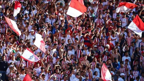 Los aficionados rojiblancos dedicaron su cánticos en el cierre del partido y a su salida del Estadio Akron
